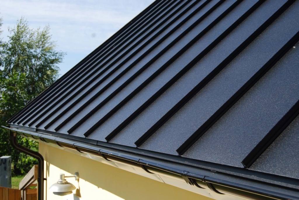 Renoverat plåttak till inglasad veranda. Kungsängen Uppland