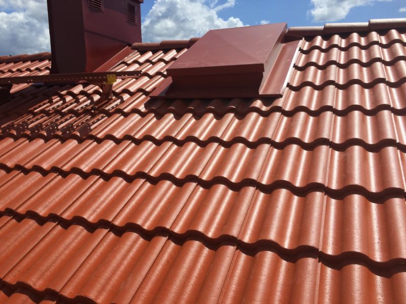 Lagt nytt motfallstak på fastighetshus, Håbo Tibble, Uppland