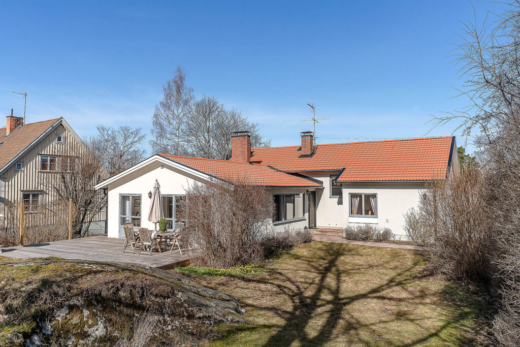 Takomläggning Förråd Dubbelfalsat Plåttak. Trångsund Stortorp