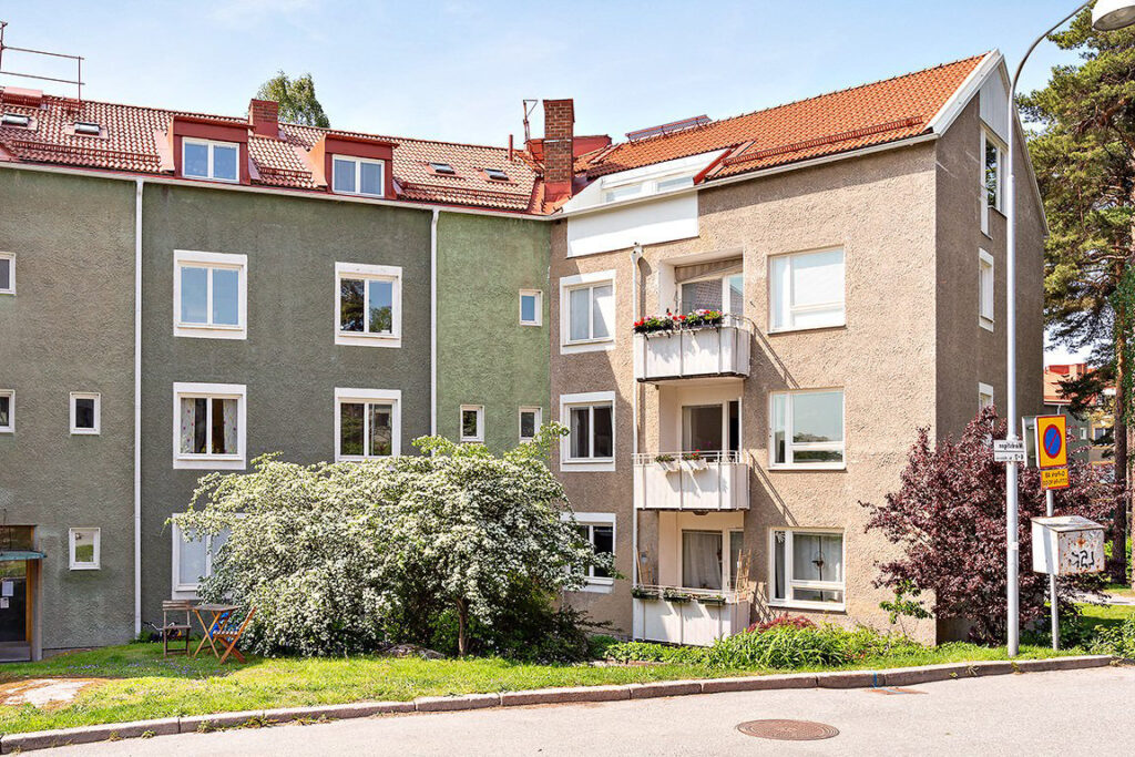 Montering av snörasskydd till bostadsrättsförening. Upplands Väsby Odenslunda