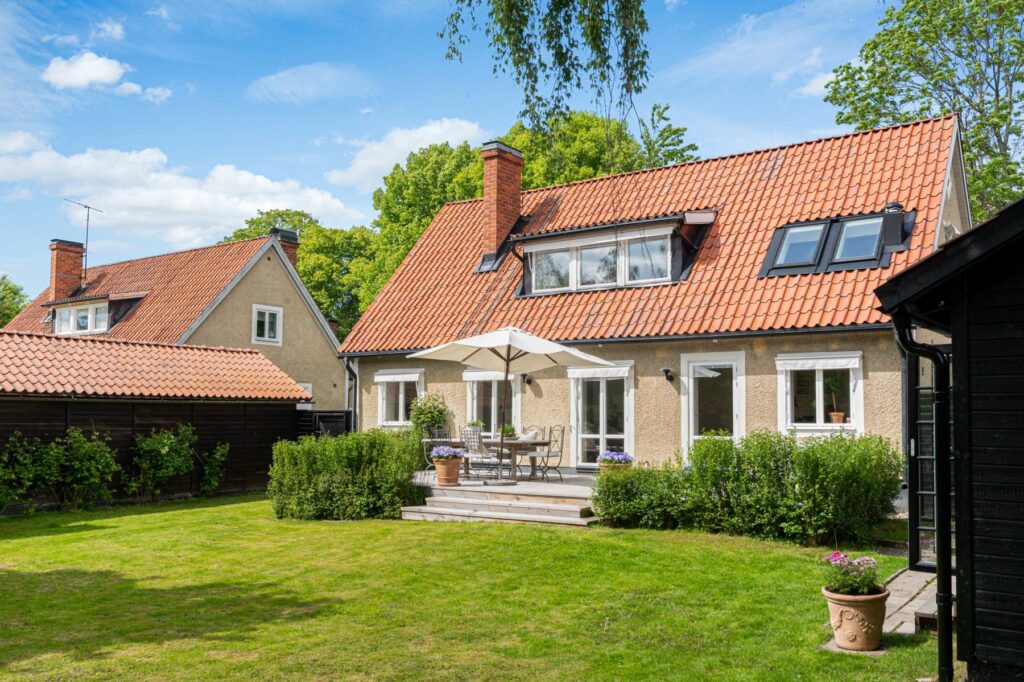 Takreparation av vattenskadat betongpannetak i Kungsängen, Upplands Bro