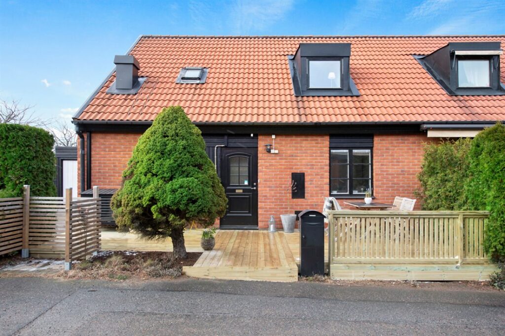 Byte av Takfönster & Tegelpannor. Kungsängen Tibble