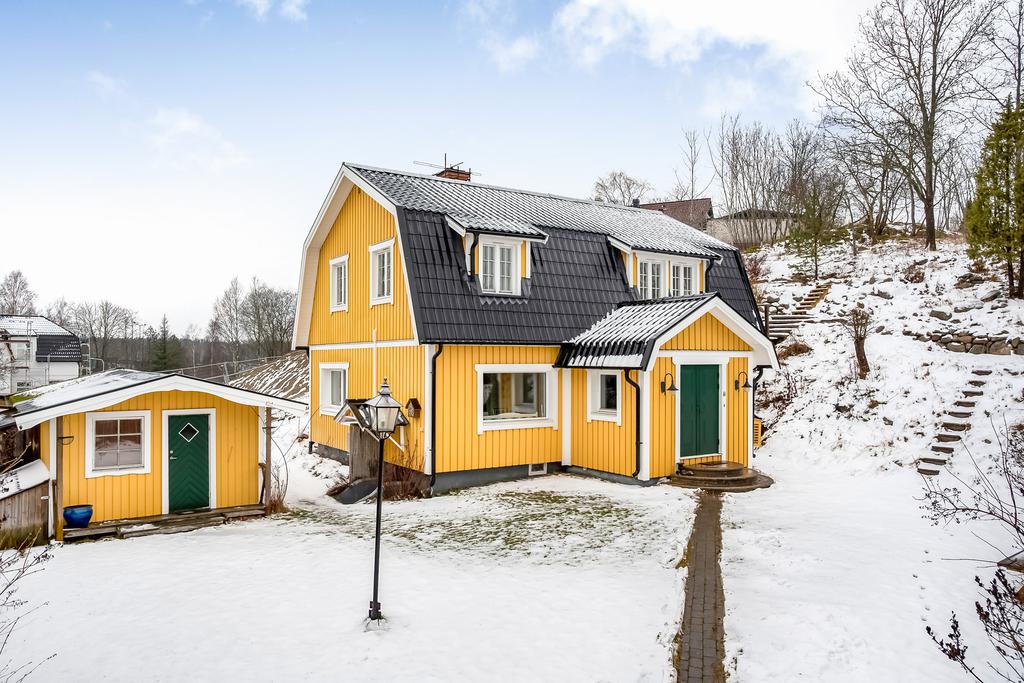 Takrenovering vid Takläckage. Upplands Bro Brunna